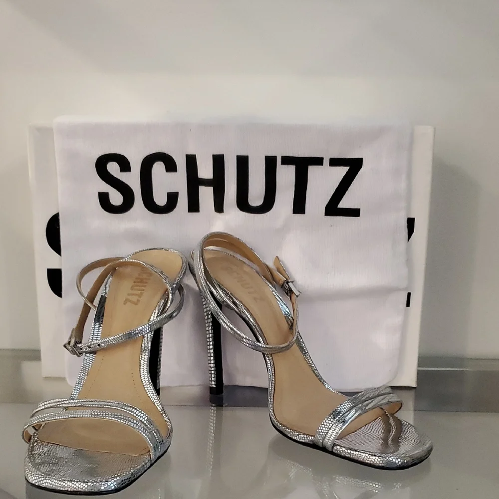 SCHUTZ women’s Metallic Silver Strappy shoe Size 7 With A 4" Heel new in box - Picture 1 of 8
